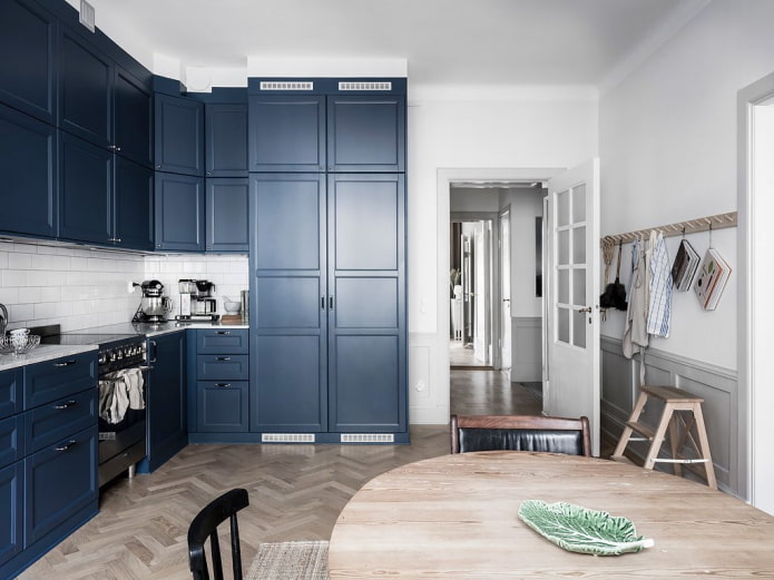 dapur dengan nada biru dalam gaya Scandinavia