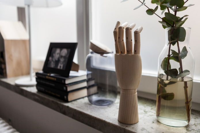 Figurină de mână, cărți și vaze