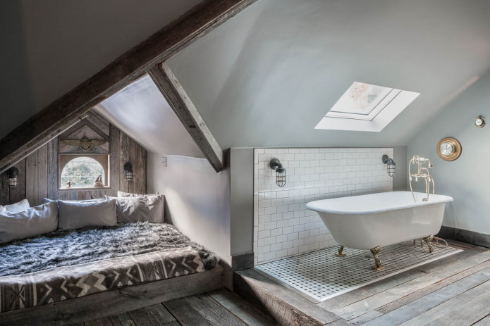Малка спалня с баня на тавана