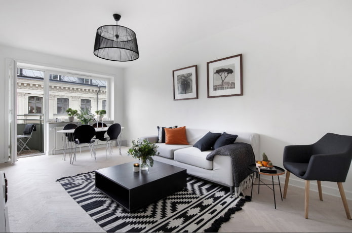 osvetlenie a dekorácia v obývacej izbe v čiernej a bielej farbe