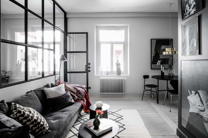 ruang tamu dalam warna hitam dan putih dalam gaya Scandinavia