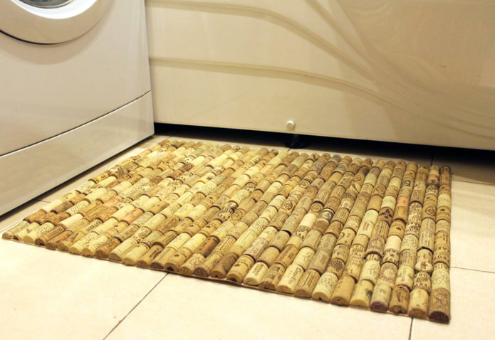 Tấm thảm làm sẵn trong phòng tắm