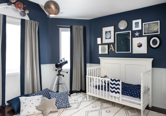 interior blau i blanc d’una habitació infantil