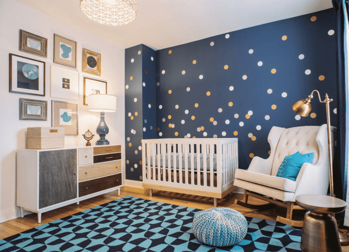 zilā un baltā interjers bērnu istabā