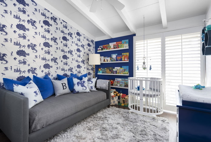 blå og hvid interiør i et børneværelse