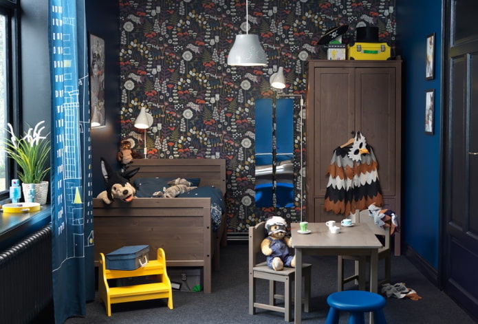 interior marró i blau de l'habitació infantil