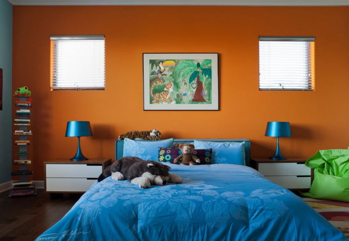 interior albastru-portocaliu al unei camere pentru copii