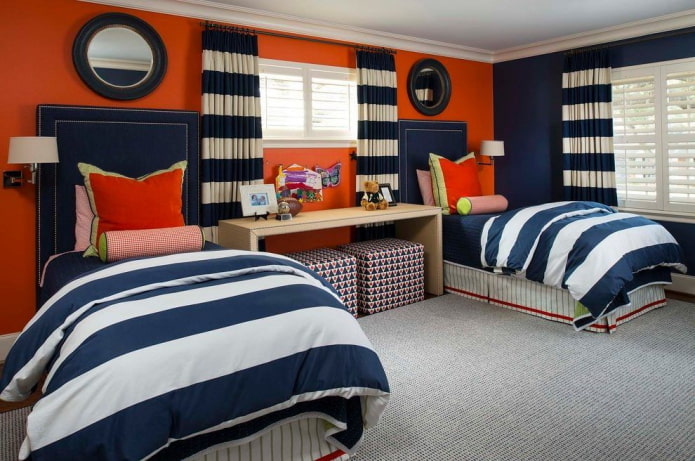 interior blau-taronja d’una habitació infantil