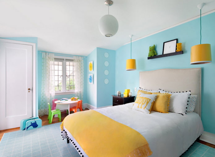 interior galben-albastru al unei camere pentru copii