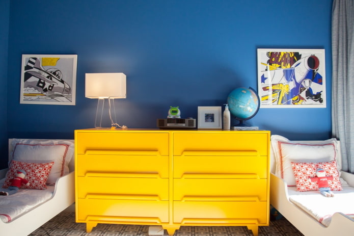 meubels in het interieur van de kinderkamer in blauwe tinten