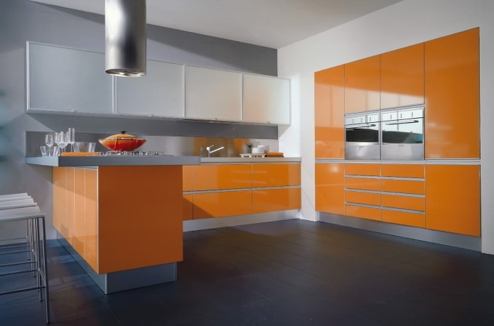 interiér kuchyne v šedo-oranžových farbách