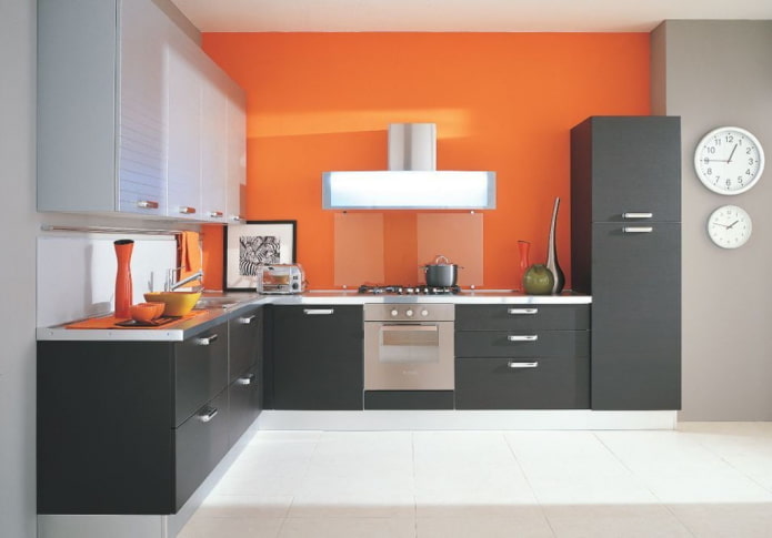 εσωτερικό κουζίνας σε γκρι-πορτοκαλί χρώματα