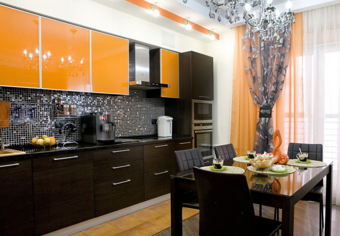køkkenindretning i sorte og orange farver