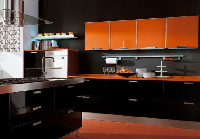 interior bucătărie în culori negru și portocaliu