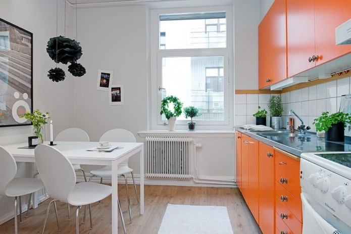 interiér kuchyne v oranžových a bielych tónoch