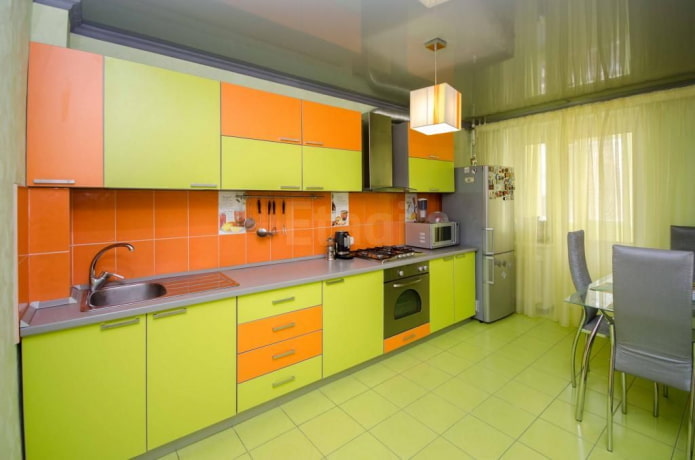 oranžiškai žalių tonų virtuvės interjeras