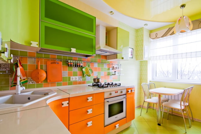 virtuves interjers oranži zaļos toņos