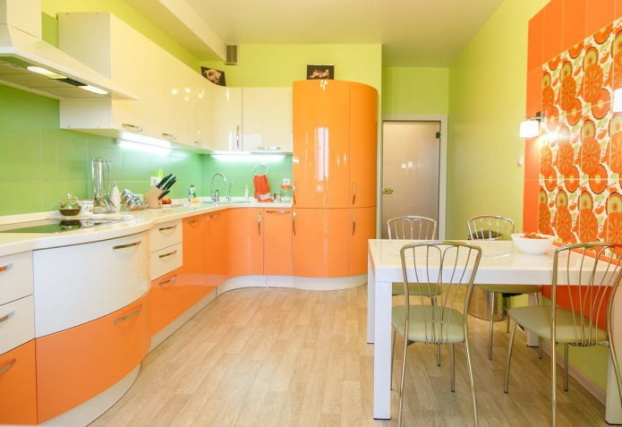 oranžiškai žalių tonų virtuvės interjeras