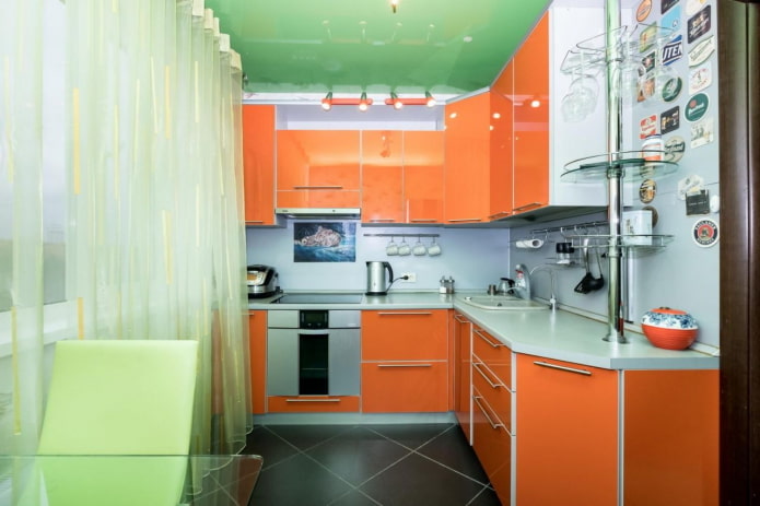 køkkenindretning i orange-grønne toner