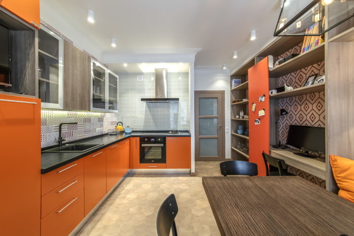oranžinių tonų virtuvės apdaila