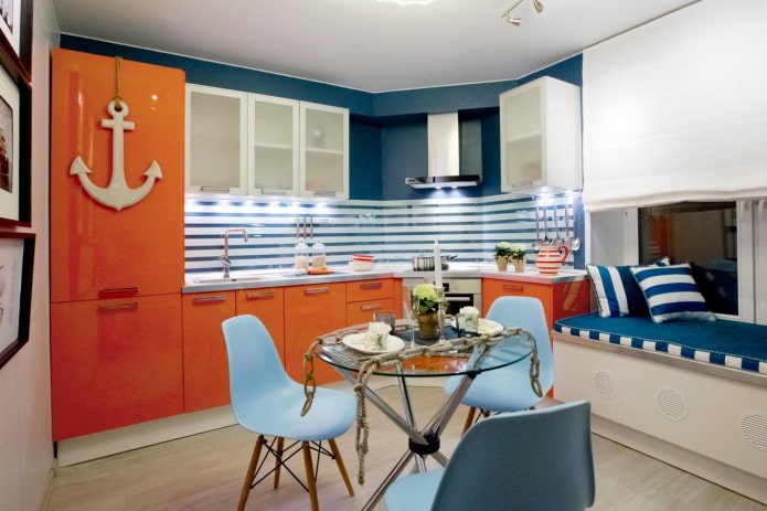oranžinių ir mėlynų atspalvių virtuvės interjeras