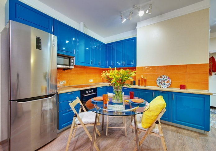 køkkenindretning i orange og blå toner