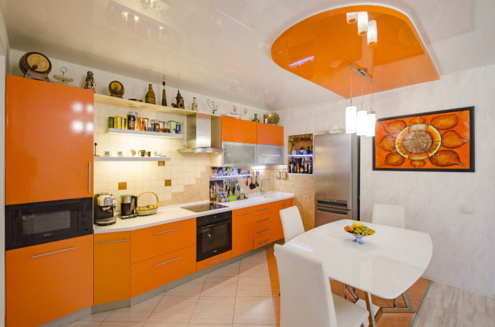 indretning i det indre af køkkenet i orange toner