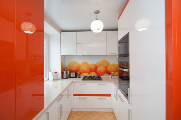 zástěra v interiéru kuchyně v oranžových tónech