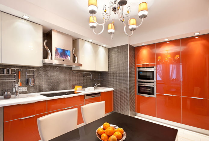 esiliina keittiön sisätiloissa oranssilla sävyillä