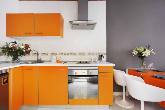 indretning i det indre af køkkenet i orange toner