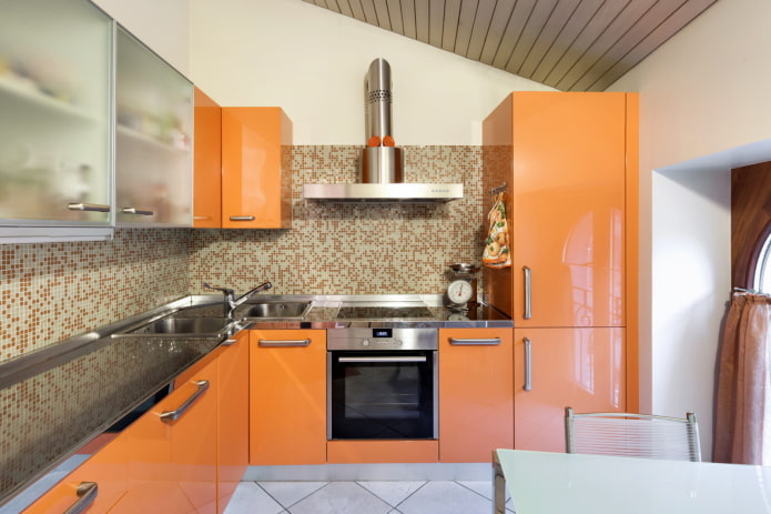 șorț în interiorul bucătăriei în tonuri portocalii