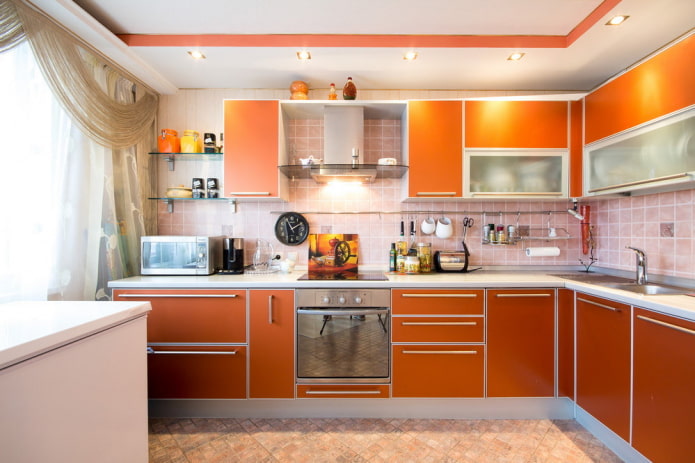 sisustus keittiön sisätiloissa oranssilla sävyillä