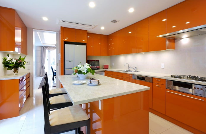 mutfağın iç kısmında turuncu tonlarda tezgah