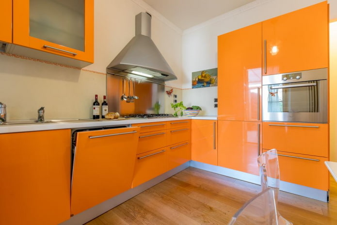 mēbeles un ierīces virtuves interjerā oranžos toņos