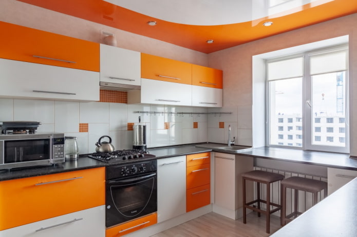 gordijnen in het interieur van de keuken in oranje tinten