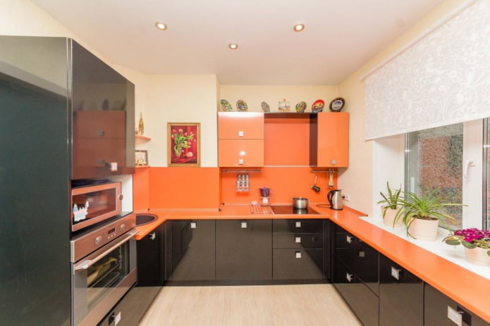 záclony v interiéru kuchyně v oranžových tónech