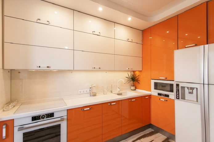 stūra virtuve oranžās krāsās