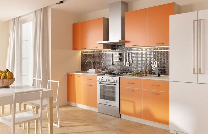 кухненски интериор в бежови и оранжеви цветове