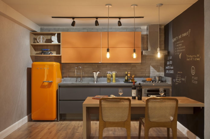 kuchyňský interiér v šedo-oranžových barvách