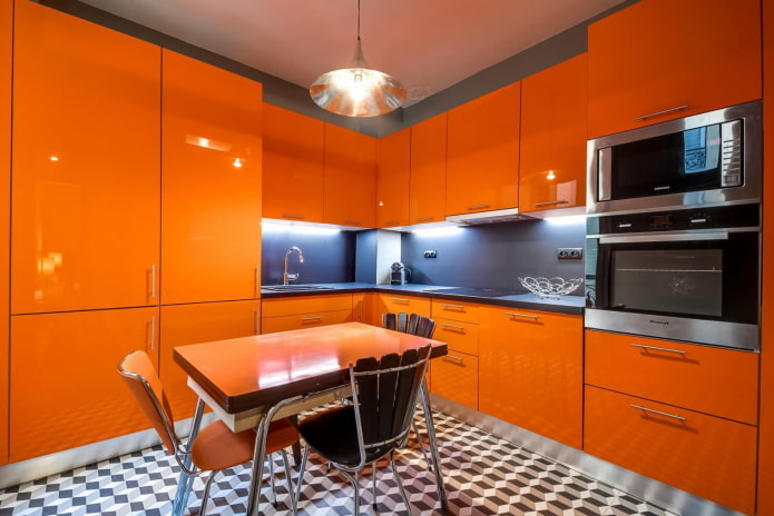 interior bucatarie in culori gri-portocaliu