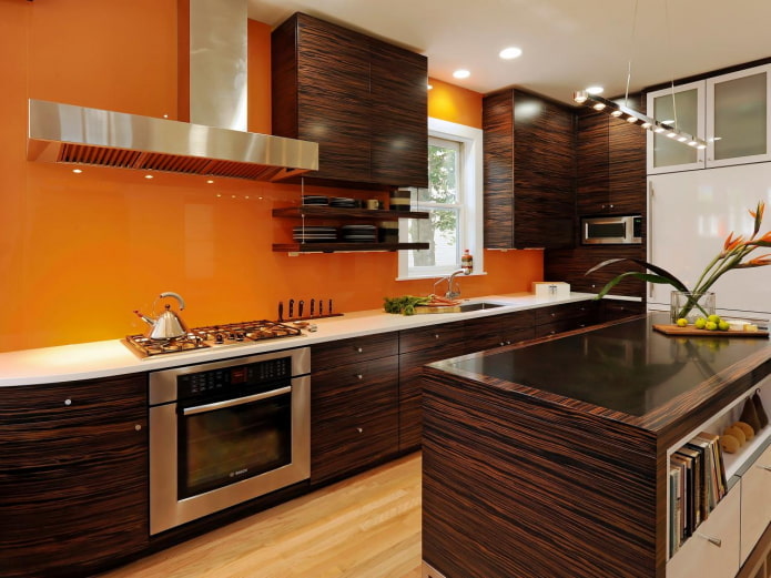køkkenindretning i orange-brune toner
