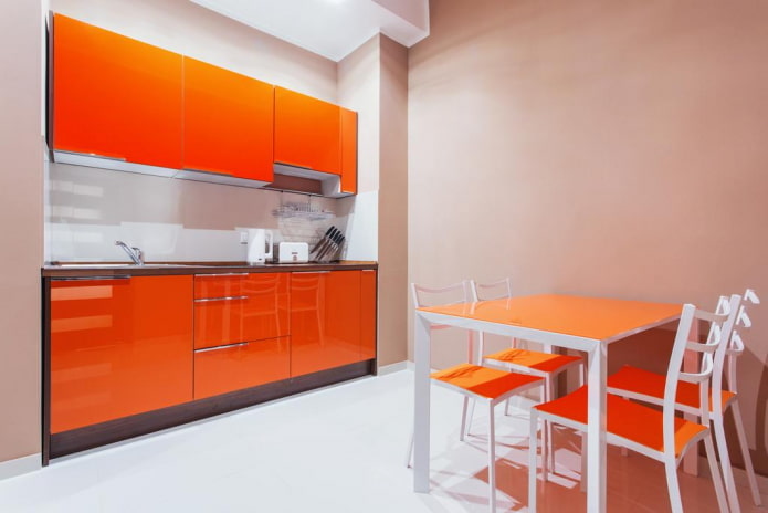 smėlio ir oranžinės spalvos virtuvės interjeras