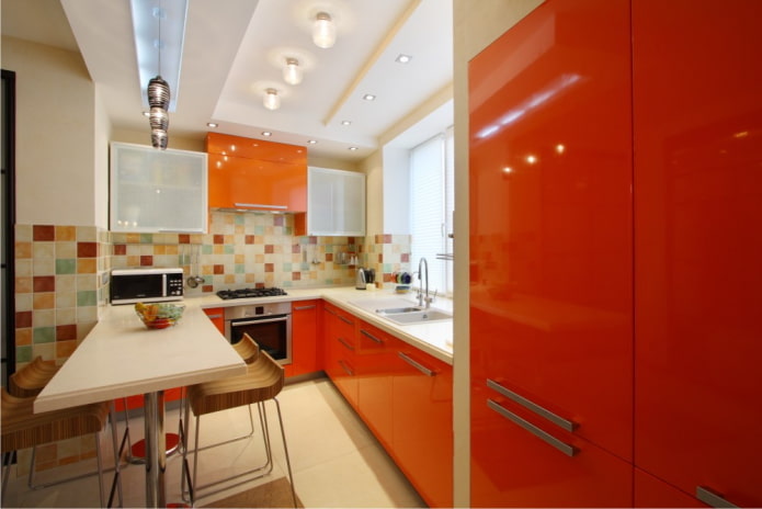 møbler og apparater i det indre af køkkenet i orange toner