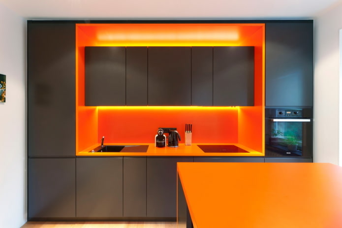 interiér kuchyne v čiernej a oranžovej farbe