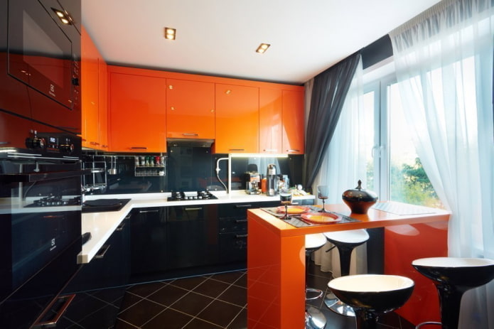 zasłony we wnętrzu kuchni w pomarańczowych odcieniach
