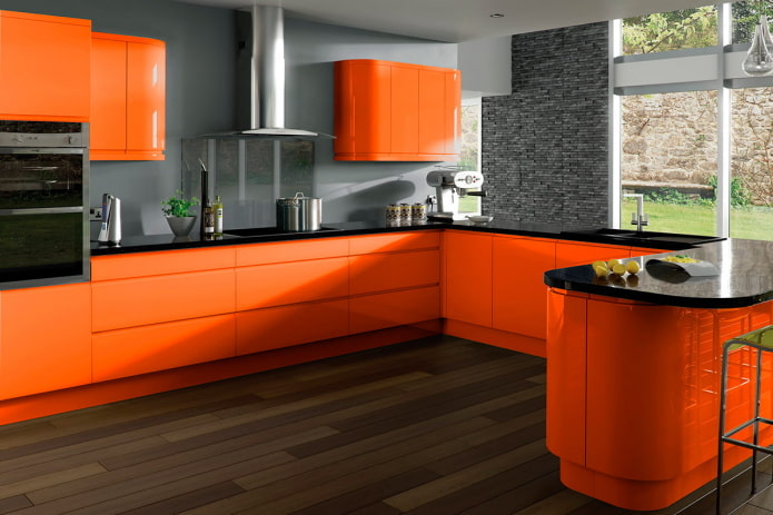 deska v interiéru kuchyně v oranžových tónech