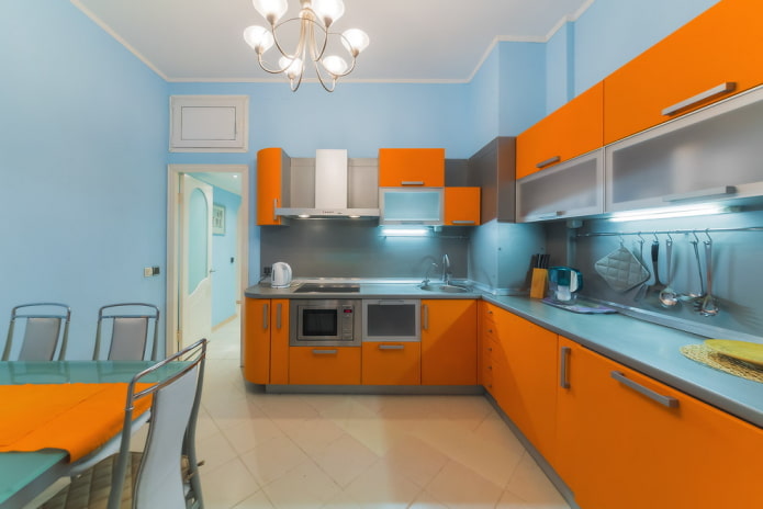 oranžinių ir mėlynų atspalvių virtuvės interjeras