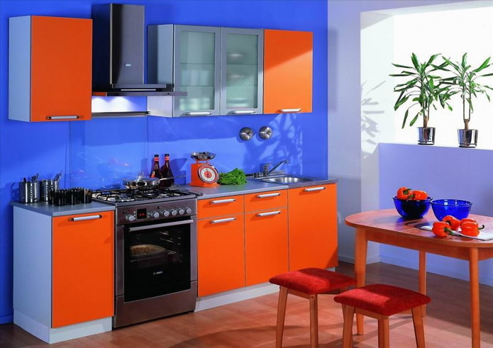 virtuves interjers oranžos un zilos toņos