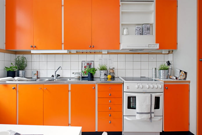 matná kuchyň v oranžových barvách