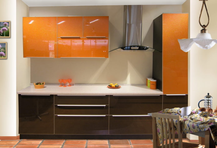 virtuves interjera dizains oranžās krāsās